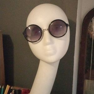 Round sunglasses purple tinted